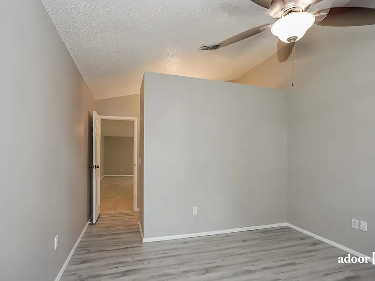 11329 Maybrook Ave — Photo 12