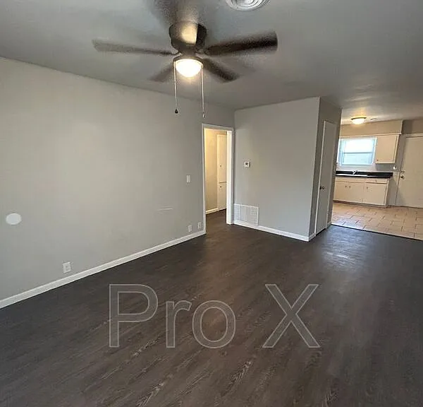 704 W Oak St #2-B — Photo 2