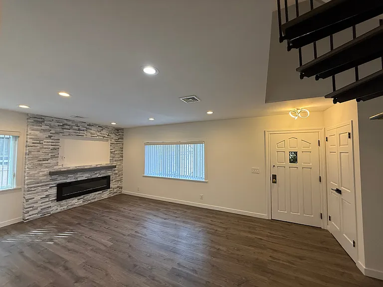 1090 Pelham Pkwy S — Photo 4