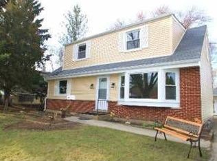 692 Hickory Dr, Buffalo Grove, IL 60089