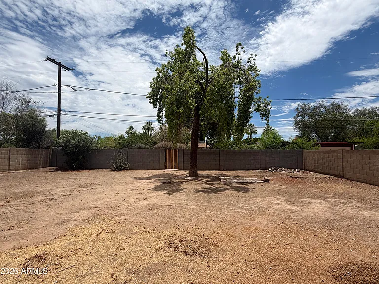 2221 E Osborn Rd — Photo 16