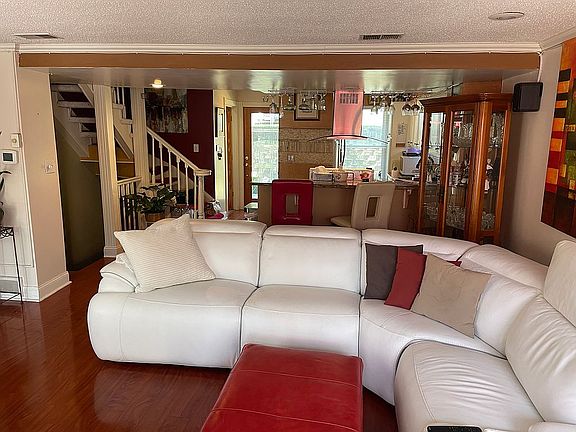 2nd image of 234 NE Bayview Dr