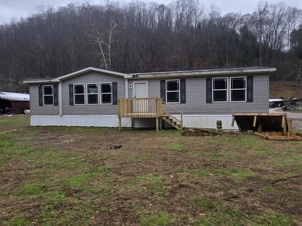 35 Lakeshore Dr, Chapmanville, WV 25508