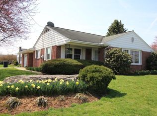 3628 E Newport Rd, Gordonville, PA 17529