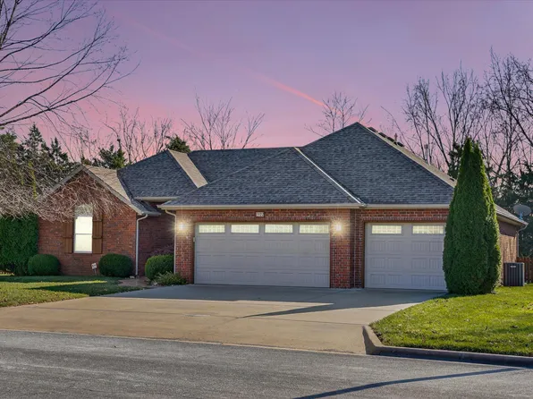 1922 N Pavilion Place, Strafford, MO 65757