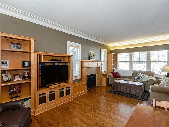 3rd image of 549 Knollwood Dr SE