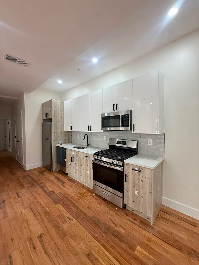 3 bed, 2592 sqft, $2,750 — Photo 1