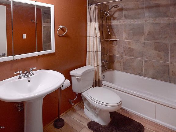 4th image of 4 W Greenock Dr