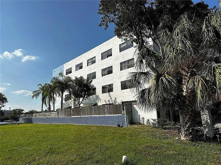 105 S Riverside Dr #303 — Photo 34