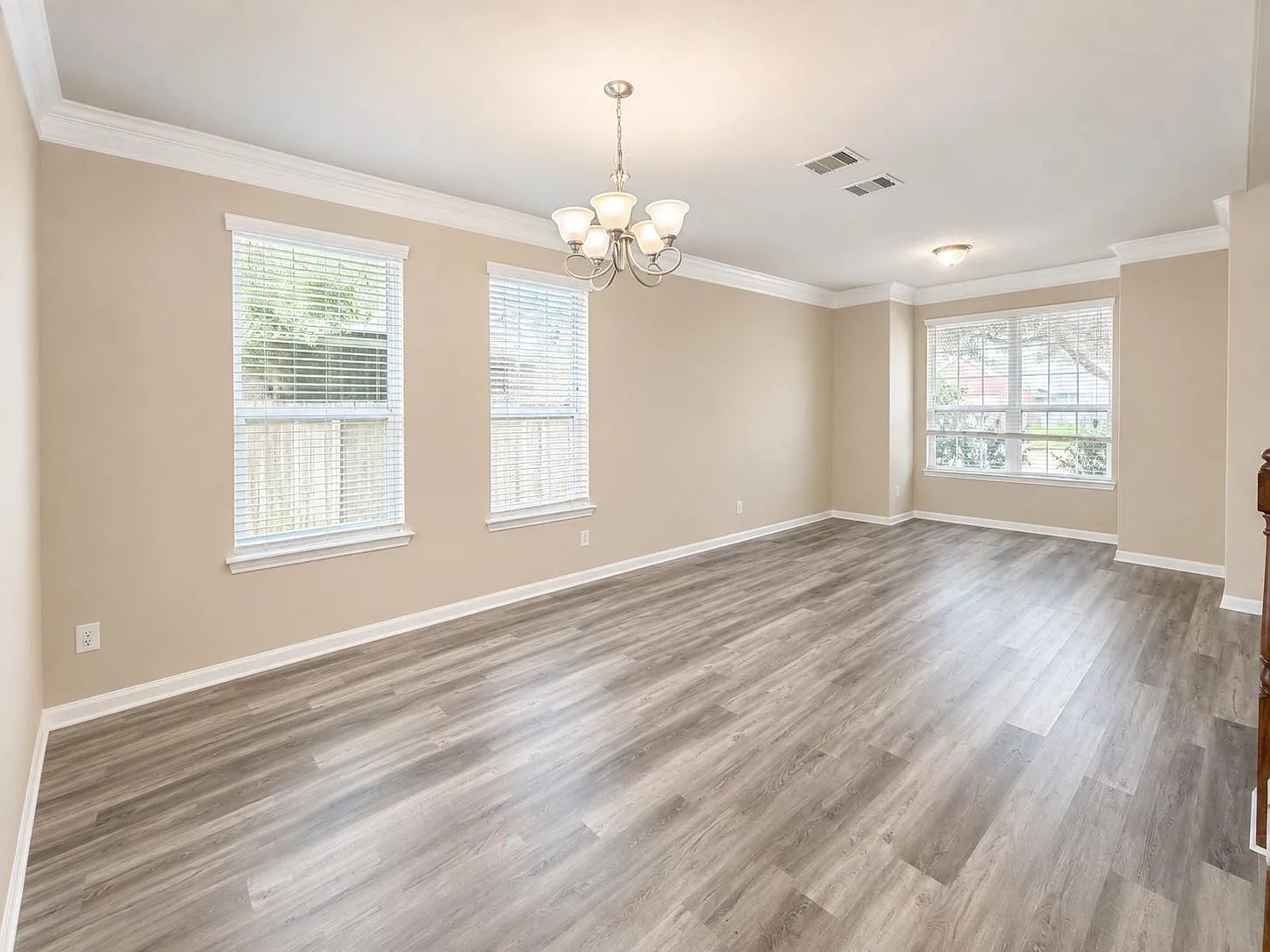 5 bed, 3.5 bath, 2727 sqft, $2,750 — Photo 3