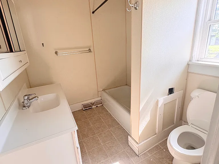 670 N Walnut St — Photo 21
