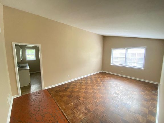 4th image of 3042 Curtis St