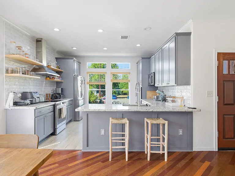 2911 E 14th St — Photo 5