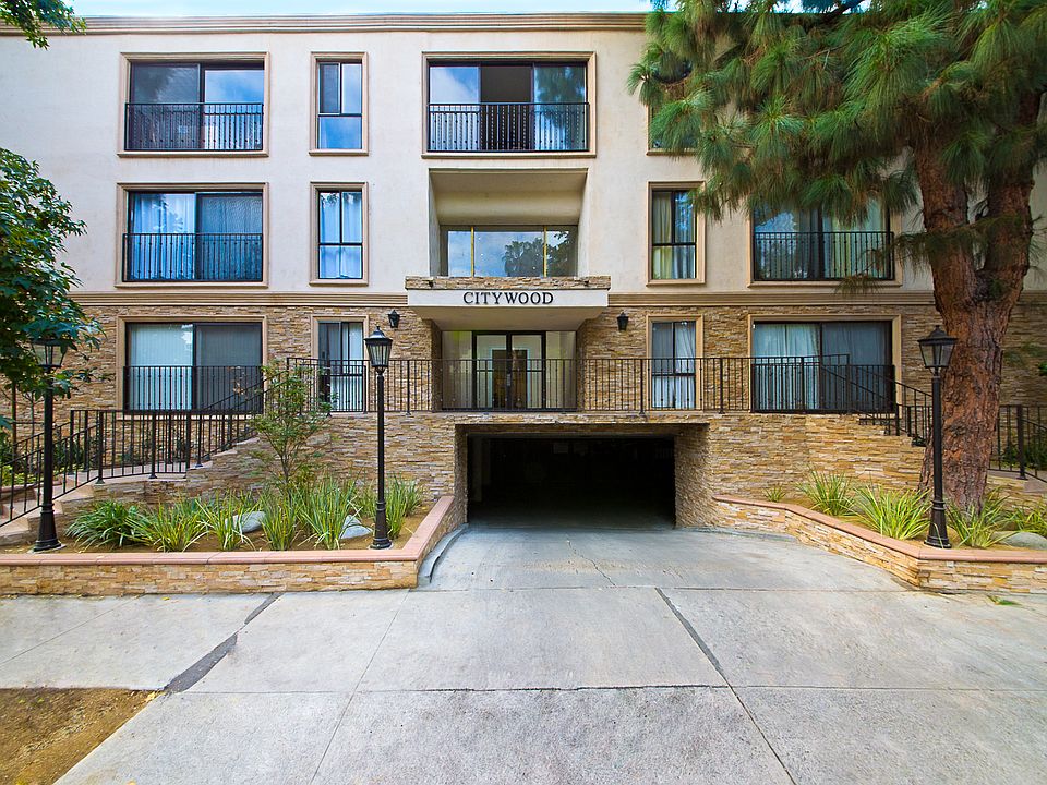 1st image of 15344 Weddington St Unit 105