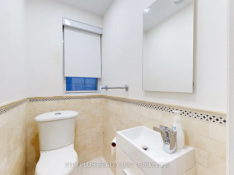 704 Bloor St W — Photo 11
