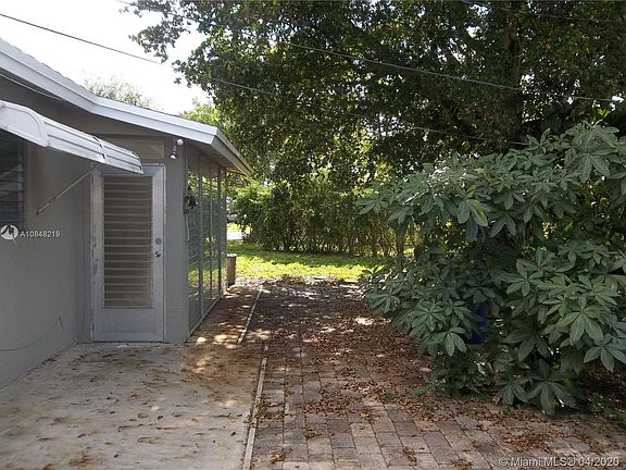 4th image of 1325 SE 1st Ter #0