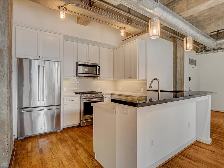 204 Travis St #4D — Photo 4