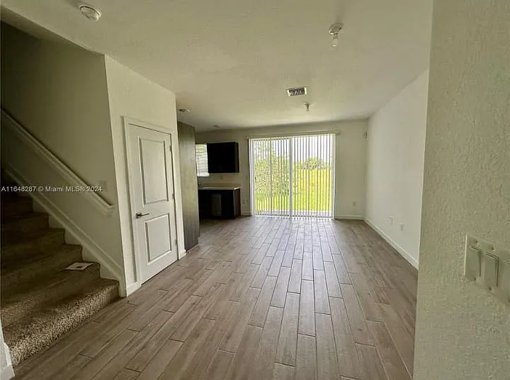 3 bed, 2.5 bath, 1350 sqft, $2,400 — Photo 4