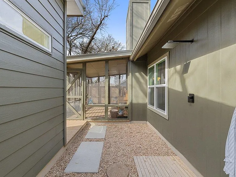 8202 Cache Dr — Photo 33