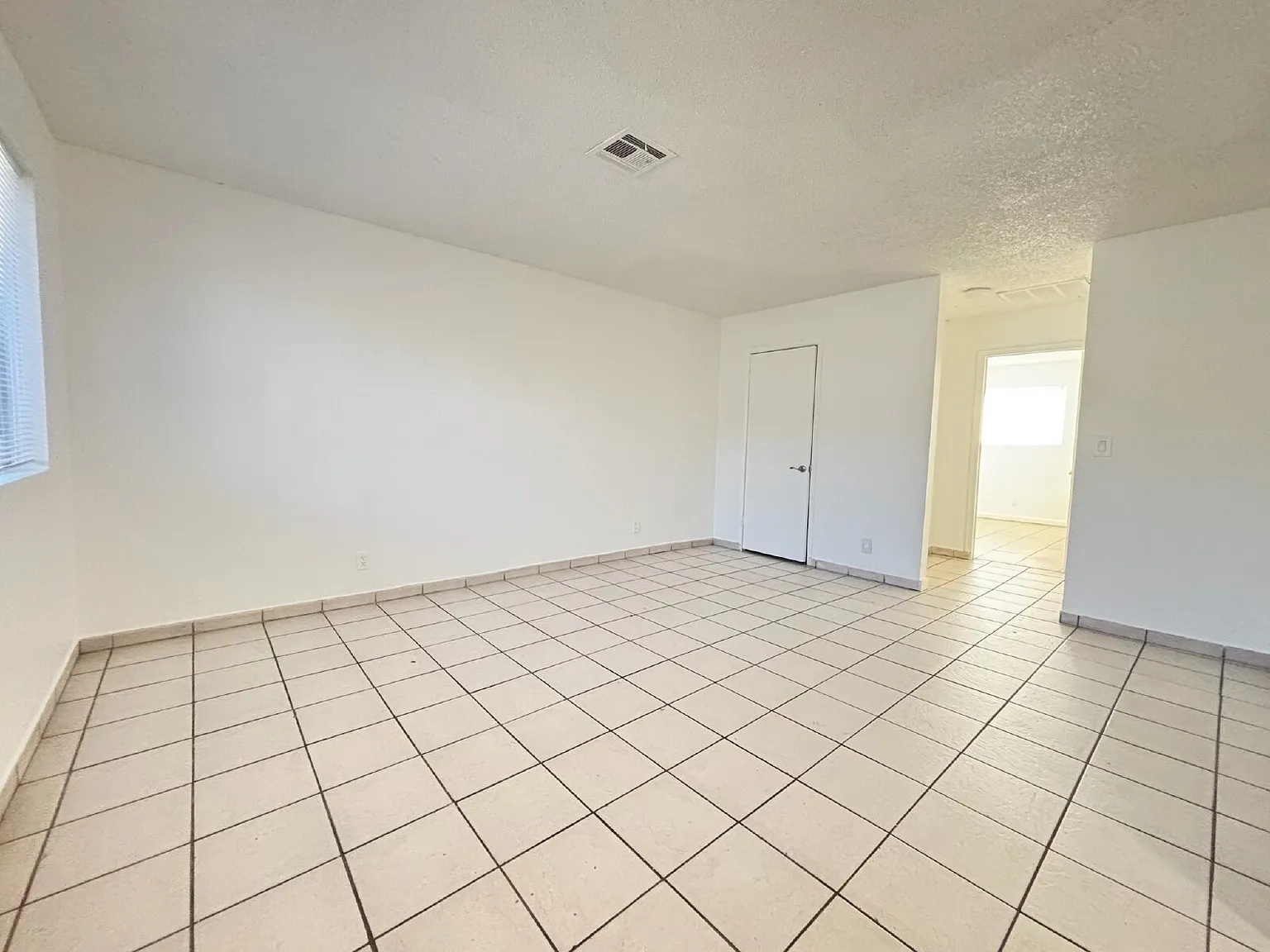 2 bed, 1.0 bath, 774 sqft, $1,200 — Photo 4