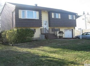 26 Andrea Ln, West Sayville, NY 11796