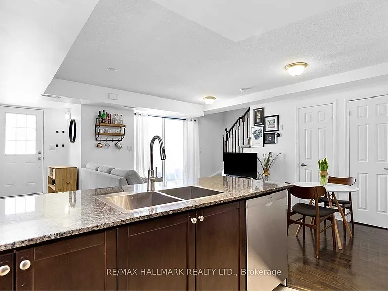 11 Ruttan St #122 — Photo 4