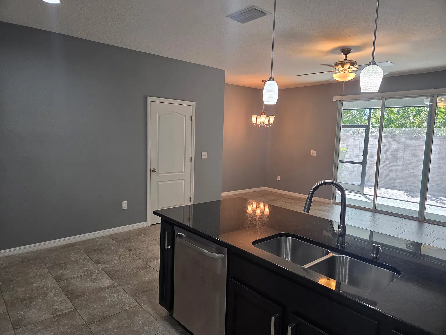 3 bed, 2.5 bath, 1568 sqft, $2,300 — Photo 4