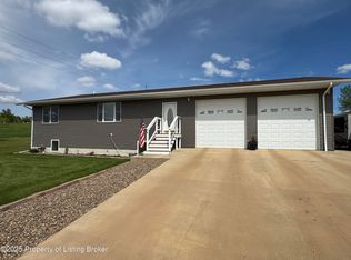 904 3rd St N, Hettinger, ND 58639