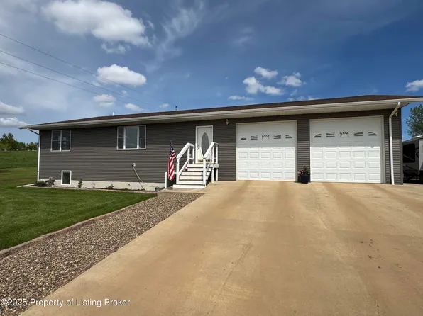 904 3rd St N, Hettinger, ND 58639