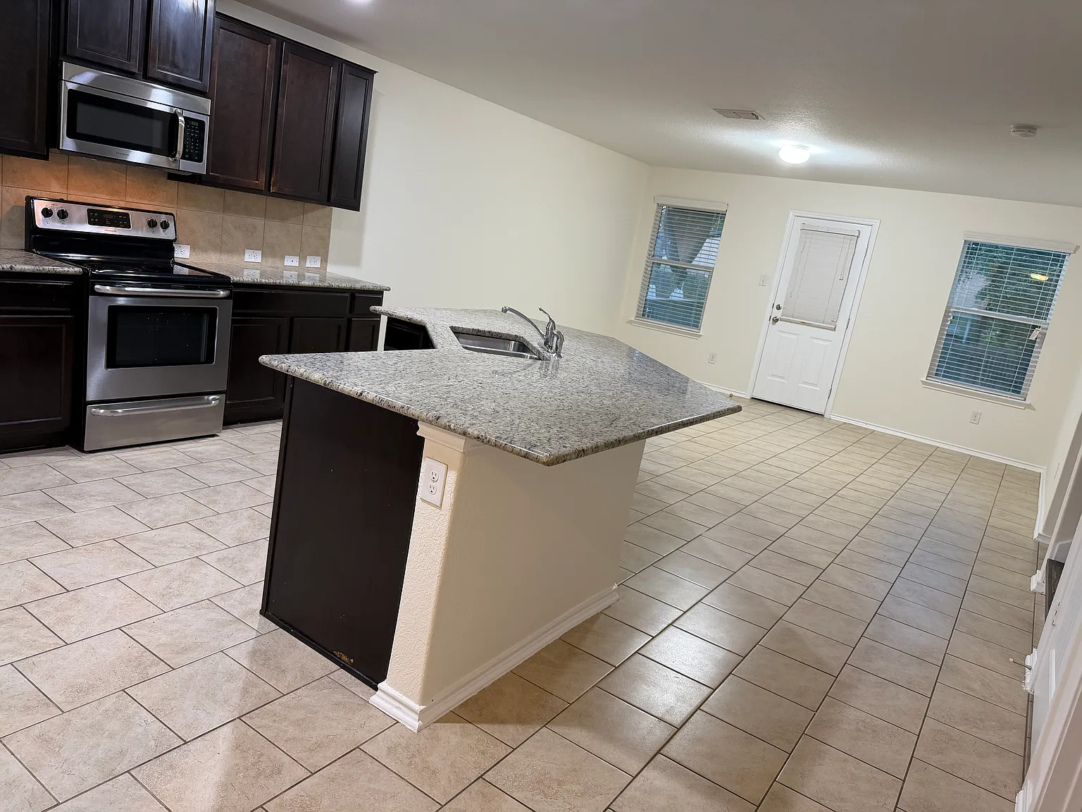 5 bed, 3.5 bath, 2678 sqft, $2,300 — Photo 2