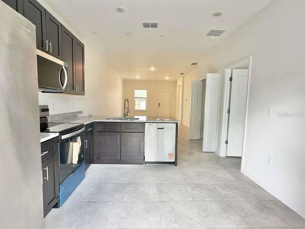 3 bed, 2.0 bath, 1201 sqft, $1,550 — Photo 4