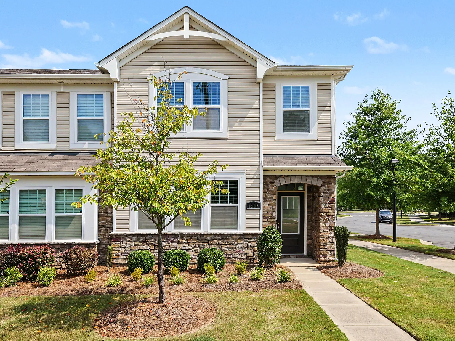 3 bed, 2.5 bath, 1805 sqft, $2,350 — Photo 1