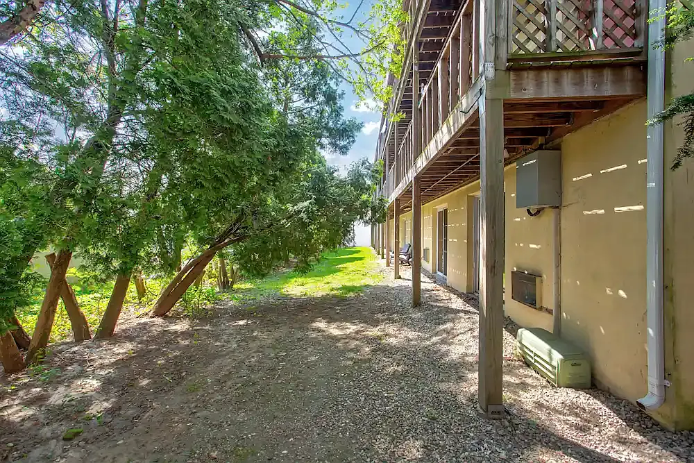 Hillcrest Apartments — Photo 1