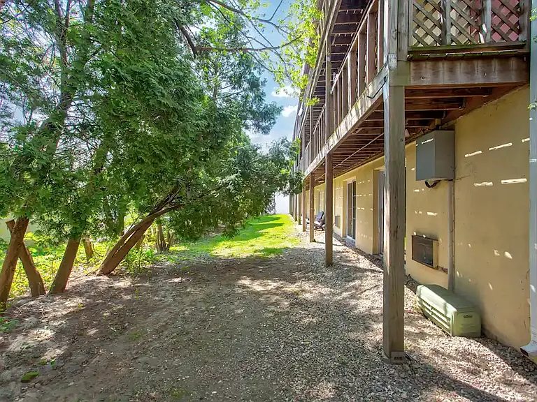 Hillcrest Apartments — Photo 1