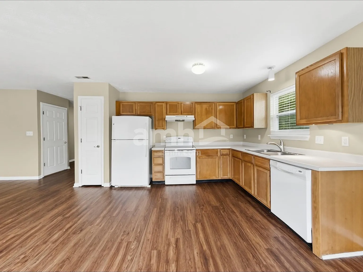 3 bed, 2.0 bath, 2014 sqft, $2,255 — Photo 3