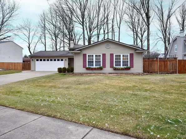 817 Randall Dr, Troy, MI 48085