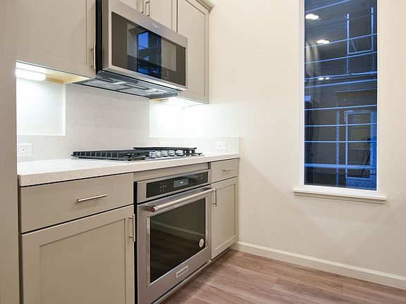 3rd image of 314 Llano De Los Robles Ave #8