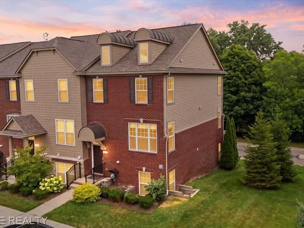 2849 Hartwick Dr, Rochester, MI 48307