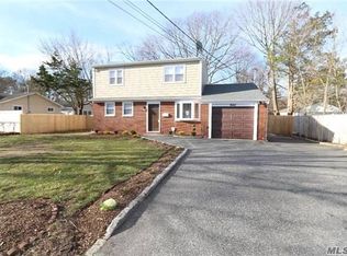 1662 N Gardiner Dr, Bay Shore, NY 11706