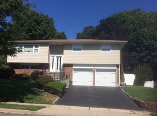 57 Beaumont Dr, Plainview, NY 11803