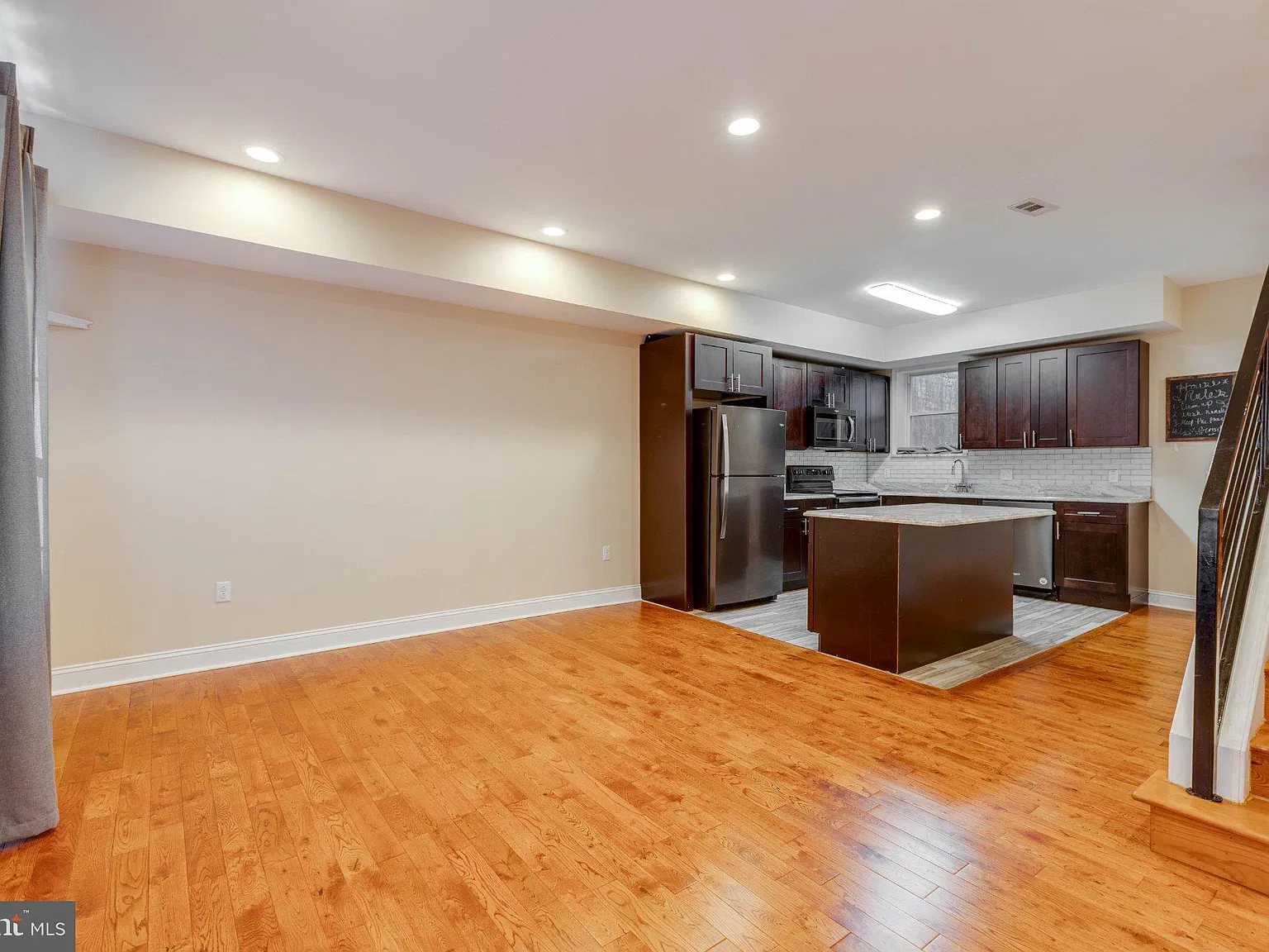 4 bed, 4.0 bath, 2460 sqft, $1,900 — Photo 3