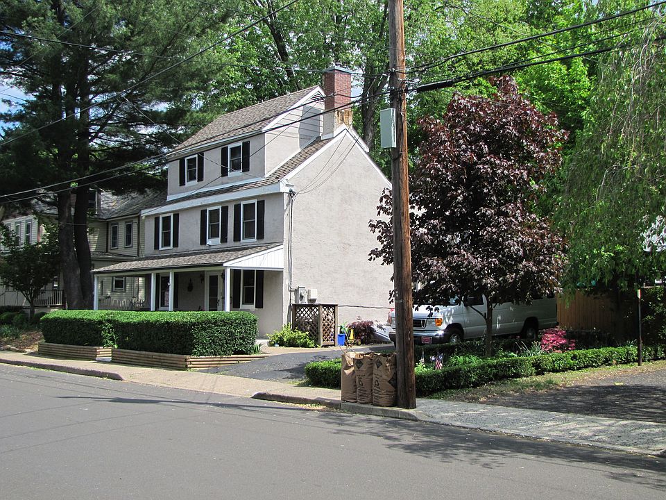 2nd image of 220 E Richardson Ave