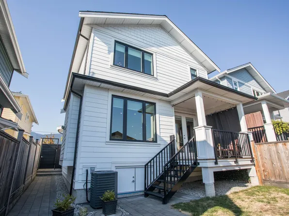 341 E 13th St, North Vancouver, BC V7L 2L8