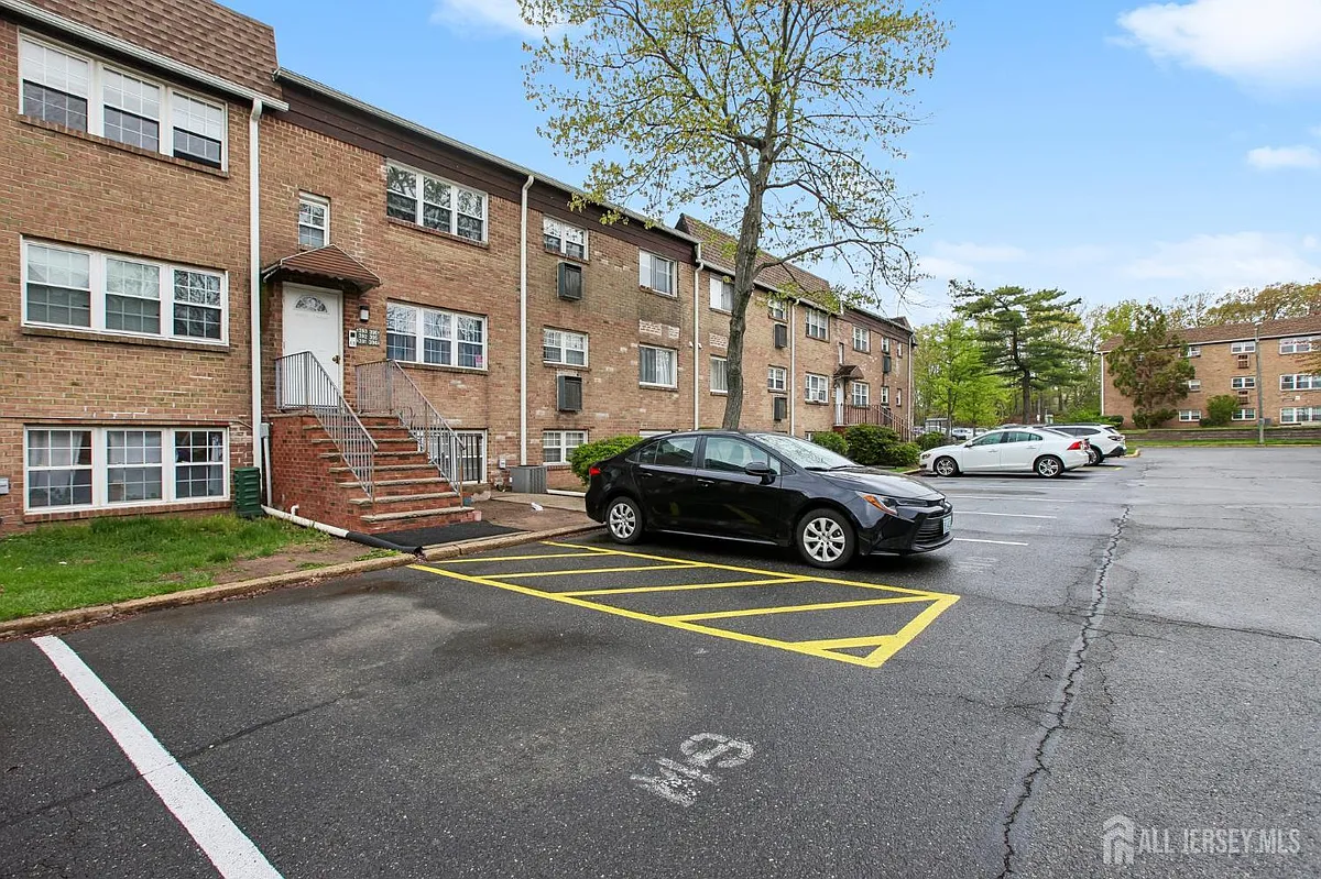 Building Photo - 396 College Dr