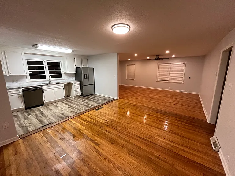 187 E Walnut St — Photo 10