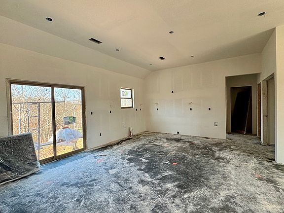 4th image of 27 Berkshire Dr