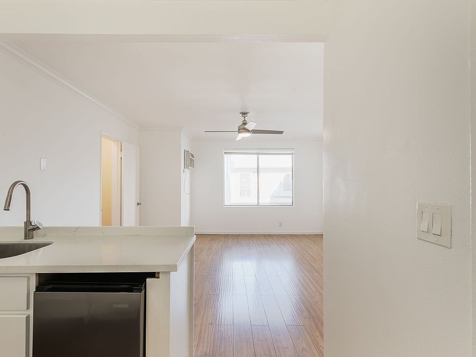 1st image of 15115-15125 Victory Blvd #M