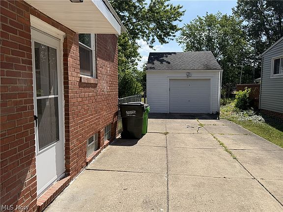 3rd image of 1555 Sheffield Rd