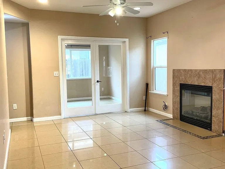 425 San Fernando St — Photo 4