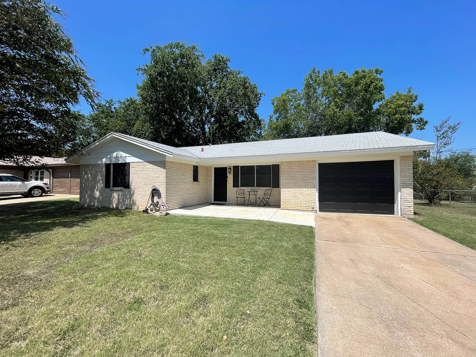 3 bed, 1.5 bath, 1228 sqft, $1,500 — Photo 2